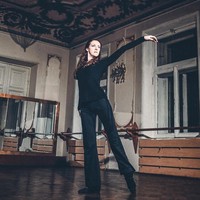 Dalam video yang dirilis Astra, seorang wanita terlihat sedang bernyanyi sambil bermain gitar. Foto: Instagram Polina Menshikh