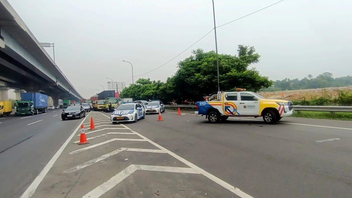 Polisi buka-tutup akses GT Cibitung 3 imbas demo di kawasan industri MM 2100 Cibitung, Kabupaten Bekasi.