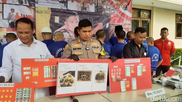 Polisi memamerkan barang bukti tanaman ganja milik pria Sukabumi