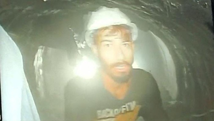 Potret 41 Pekerja India Sudah 10 Hari Terjebak di Terowongan Runtuh One of the workers trapped inside a tunnel is seen after a portion of the tunnel collapsed in Uttarkashi in the northern state of Uttarakhand, India, November 21, 2023. Uttarkashi District Information Officer/Handout via REUTERS THIS IMAGE HAS BEEN SUPPLIED BY A THIRD PARTY. NO RESALES. NO ARCHIVES.
