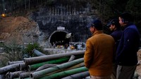 Sebanyak 41 pekerja terjebak selama 10 hari di sebuah terowongan sepanjang 4,5 kilometer di negara bagian Uttarakhand di Himalaya, India. Mereka terjebak usai terowongan tersebut runtuh pada 12 November lalu. (REUTERS/Shankar Prasad Nautiyal)  