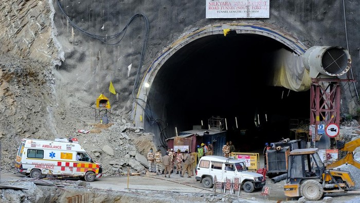Potret 41 Pekerja India Sudah 10 Hari Terjebak di Terowongan Runtuh Men overlook the entrance of a tunnel where workers have been trapped for ten days after the tunnel collapsed in Uttarkashi, in the northern state of Uttarakhand, India, November 22, 2023. REUTERS/Shankar Prasad Nautiyal NO RESALES. NO ARCHIVES. TPX IMAGES OF THE DAY