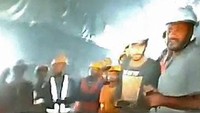 Pihak berwenang India juga menunjukan sebuah video sekelompok pekerja terperangkap berdiri membentuk setengah lingkaran di depan kamera endoskopi. Mereka terlihat mengenakan helm dan jaket pekerja konstruksi. (AFP/Uttarkashi District Information Officer)