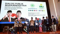 Ketua Umum Pimpinan Pusat (PP) Muhammadiyah Haedar Nashir memberikan cinderamata kepada pasangan calon presiden dan wakil presiden Ganjar-Mahfud di Universitas Muhammadiyah Jakarta, Kamis (23/11/2023). 