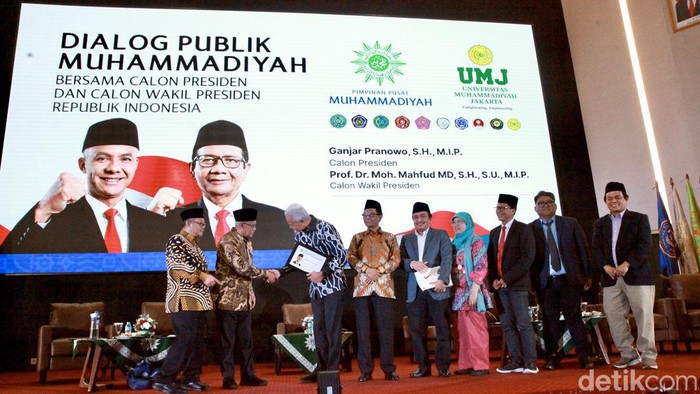 Potret Ganjar-Mahfud Terima Cinderamata dari UMJ Ketua Umum Pimpinan Pusat (PP) Muhammadiyah Haedar Nashir memberikan cinderamata kepada pasangan calon presiden dan wakil presiden Ganjar-Mahfud di Universitas Muhammadiyah Jakarta, Kamis (23/11/2023).