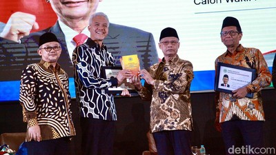 Potret Ganjar-Mahfud Terima Cinderamata dari UMJ
