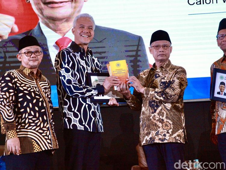 Potret Ganjar-Mahfud Terima Cinderamata dari UMJ
