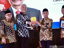 Potret Ganjar-Mahfud Terima Cinderamata dari UMJ