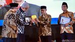 Potret Ganjar-Mahfud Terima Cinderamata dari UMJ