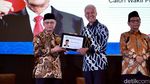 Potret Ganjar-Mahfud Terima Cinderamata dari UMJ