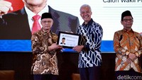 Cinderamata tersebut berupa tanda penghormatan Muhammadiyah untuk Ganjar dan Mahfud.  