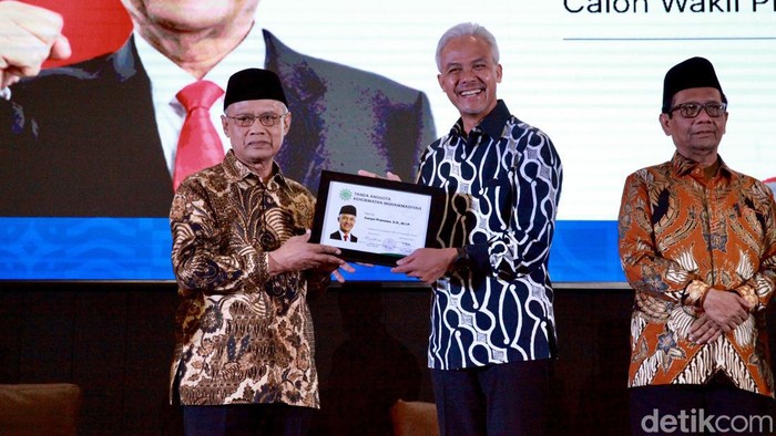 Potret Ganjar-Mahfud Terima Cinderamata dari UMJ Ketua Umum Pimpinan Pusat (PP) Muhammadiyah Haedar Nashir memberikan cinderamata kepada pasangan calon presiden dan wakil presiden Ganjar-Mahfud di Universitas Muhammadiyah Jakarta, Kamis (23/11/2023).