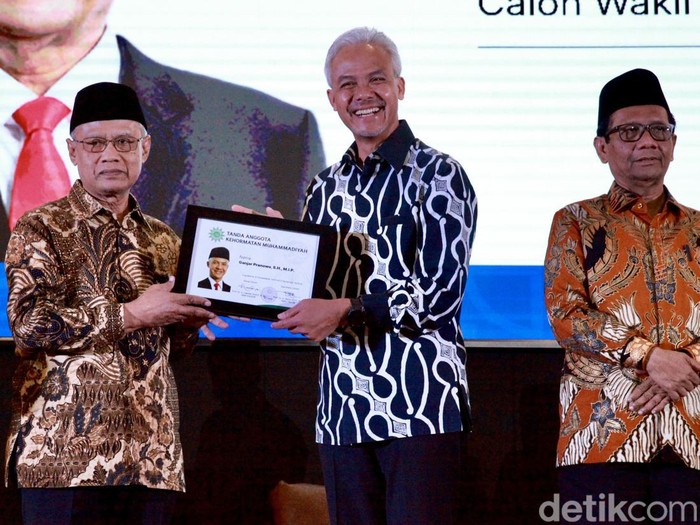 Ketua Umum Pimpinan Pusat (PP) Muhammadiyah Haedar Nashir memberikan cinderamata kepada pasangan calon presiden dan wakil presiden Ganjar-Mahfud di Universitas Muhammadiyah Jakarta, Kamis (23/11/2023).