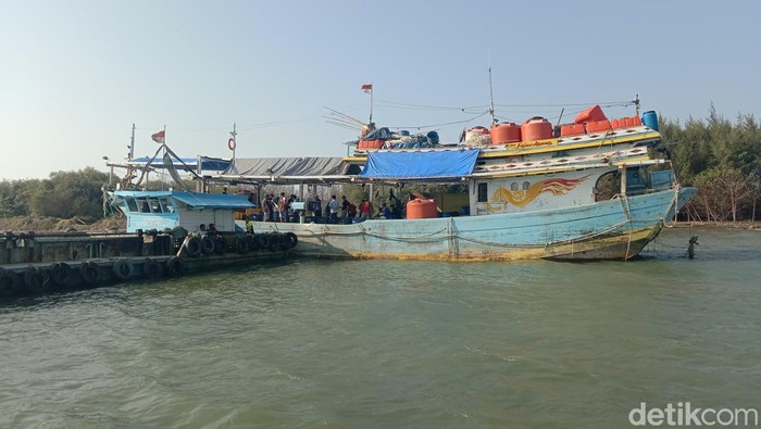 Potret kapal besar tersangkut sedimentasi di muara Karangsong Indramayu