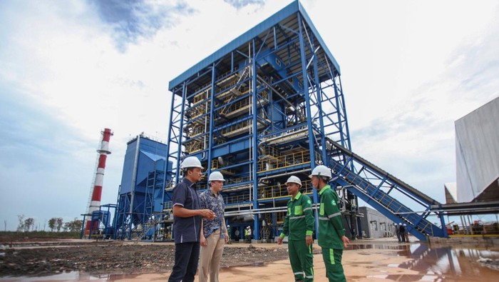 Potret Pembangunan PLTBm di Bangka Belitung Direktur Utama PT Maharaksa Biru Energi Tbk (OASA) Bobby Gafur Umar (kiri) bersama Direktur OASA Noor Romawibowo (kedua kiri) meninjau proyek Pembangkit Listrik Tenaga Biomassa (PLTBm) di kawasan industri Sadai, Kabupaten Bangka Selatan, Kepulauan Bangka Belitung (23/11/2023). PLTBm berkapasitas 10 MW yang diharapkan sudah dapat beroperasi pada pertengahan 2024 itu akan menjadikan PT Maharaksa Biru Energi Tbk sebagai salah satu pemain utama bisnis biomassa di dalam negeri. ANTARA FOTO/Yulius Satria Wijaya/tom.