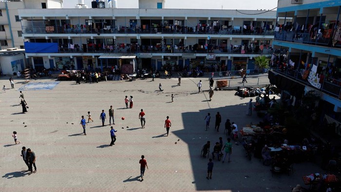 Sekolah-sekolah di Palestina jadi target serangan Israel. Tercatat ada 239 sekolah negeri dibom Israel dengan 45 sekolah hancur parah.