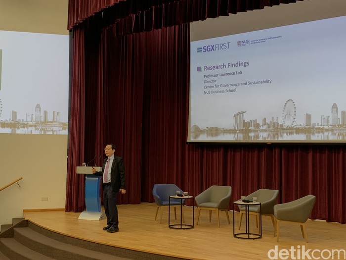 Prof Lawrence Loh,  Direktur, Pusat Tata Kelola dan Keberlanjutan di NUS Business School saat memaparkan Sutainability Reporting Review 2023.