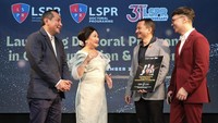 Kiri-kanan, Dr andre ikhsano (Rektor), Dr. (H.C) Prita kemal (Founder & CEO), Dr. Rino F. Boer (Direktur Pascasarjana) dan Adi Pratama, M.Si (Direktur Marketing) Saat foto bersama pada acara launching Program Doktoral LSPR Institute di Campus B, Jakarta, Kamis (23/11/2023).