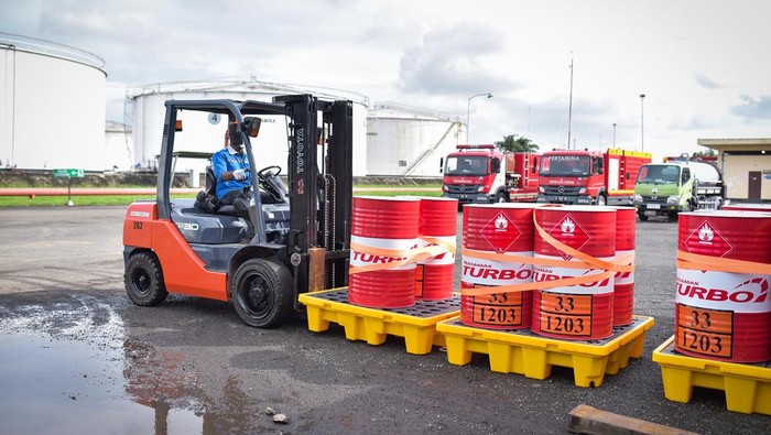 Proses pengangkutan bahan bakar ke Toba. (Foto: dok Pertamina).