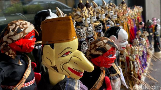 Ramdan, penjual wayang di Braga, Kota Bandung
