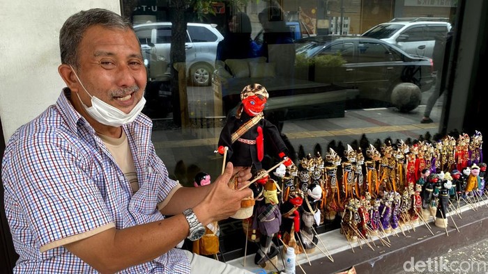 Ramdan, penjual wayang di Braga, Kota Bandung
