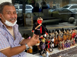 Setianya Ramdan Jual Wayang Meski Sepi Peminat