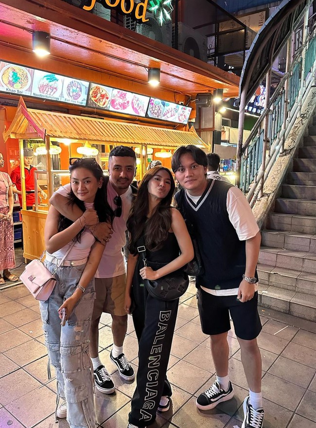Tak hanya berdua Rizky Febian dan Mahalini juga ditemani oleh kakaknya, Dion Raharja, dan kakak iparnya, Ayu Nindy Pricilia. Foto: Instagram/@rizkyfbian
