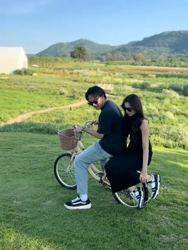 Terlihat keseruan Rizky dan Mahalini saat mencoba menaiki sepeda bersama. Kebersamaan keduanya pun kerap bikin para penggemarnya ikutan baper. Foto: Instagram/@rizkyfbian