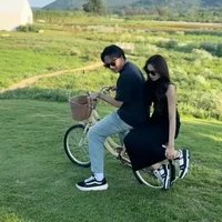 Terlihat keseruan Rizky dan Mahalini saat mencoba menaiki sepeda bersama. Kebersamaan keduanya pun kerap bikin para penggemarnya ikutan baper. Foto: Instagram/@rizkyfbian