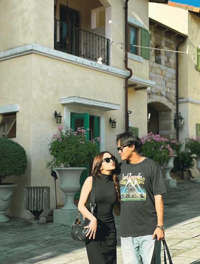 Seperti biasa, Mahalini dan Rizky selalu tampil kompak dan mesra. Seperti gayanya dalam foto yang saling berangkulan seolah tak terpisahkan. Foto: Instagram/@rizkyfbian