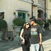 Seperti biasa, Mahalini dan Rizky selalu tampil kompak dan mesra. Seperti gayanya dalam foto yang saling berangkulan seolah tak terpisahkan. Foto: Instagram/@rizkyfbian