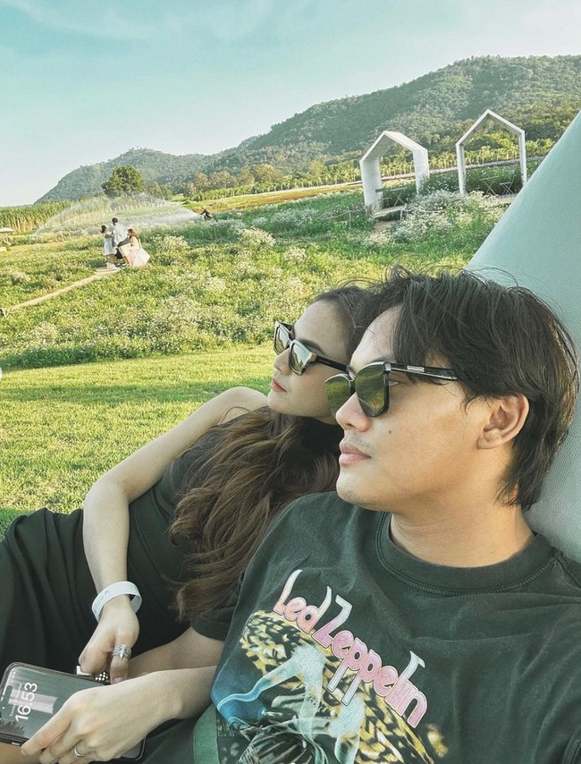 Bersantai sambil melihat pemandangan alam yang indah, keduanya tampak begitu menikmati liburan mereka. Lagi-lagi keduanya saling nempel dan berdekatan bak perangko. Foto: Instagram/@rizkyfbian