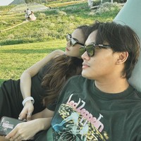 Bersantai sambil melihat pemandangan alam yang indah, keduanya tampak begitu menikmati liburan mereka. Lagi-lagi keduanya saling nempel dan berdekatan bak perangko. Foto: Instagram/@rizkyfbian