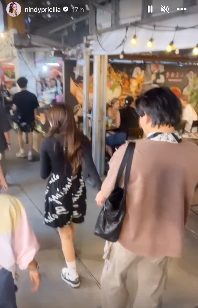 Melalui Instagram Story kakak ipar Mahalini juga terlihat momen mesra keduanya yang berjalan sambil bergandengan tangan. Beberapa menyebut vibes pasangan ini bak suami-istri. Foto: Instagram/@nindypricillia