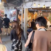 Melalui Instagram Story kakak ipar Mahalini juga terlihat momen mesra keduanya yang berjalan sambil bergandengan tangan. Beberapa menyebut vibes pasangan ini bak suami-istri. Foto: Instagram/@nindypricillia