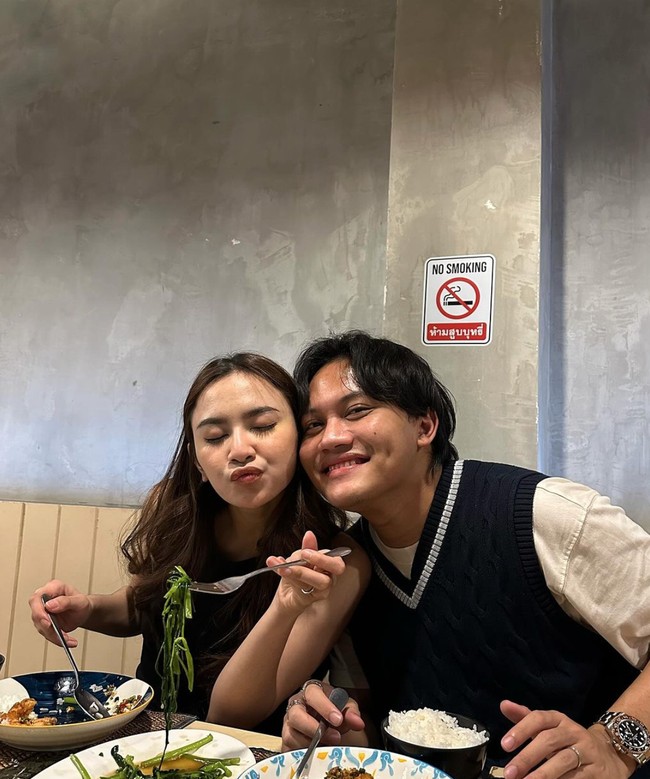 Melalui akun Instagramnya Rizky Febian tampak membagikan momen kebersamaannya dengan Mahalini ketika berlibur ke Thailand. Sebagai pasangan kekasih keduanya terlihat selalu mesra dan romantis. Foto: Instagram/@rizkyfbian