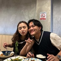 Melalui akun Instagramnya Rizky Febian tampak membagikan momen kebersamaannya dengan Mahalini ketika berlibur ke Thailand. Sebagai pasangan kekasih keduanya terlihat selalu mesra dan romantis. Foto: Instagram/@rizkyfbian