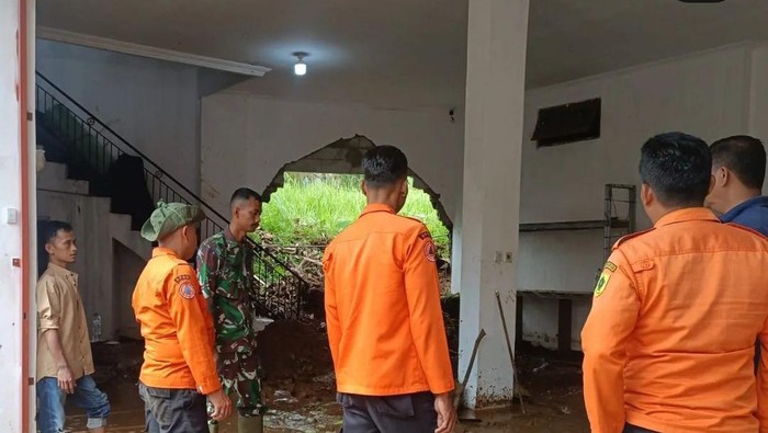 Ruko di Ciawi Bogor Jebol Diterjang Banjir Luapan