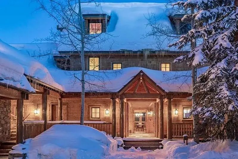 Rumah Tom Cruise (914,5 Miliar).