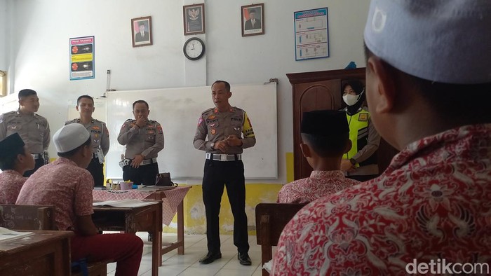 Satlantas Polres Sampang saat memberikan pemahaman keselamatan berkendara di sekolah D, bocah Sampang yang nekat ke Jakarta.