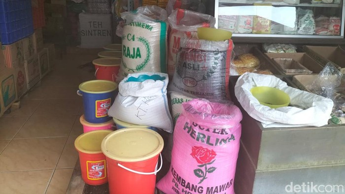 Sayuran dan beras di Pasar Legi Solo.
