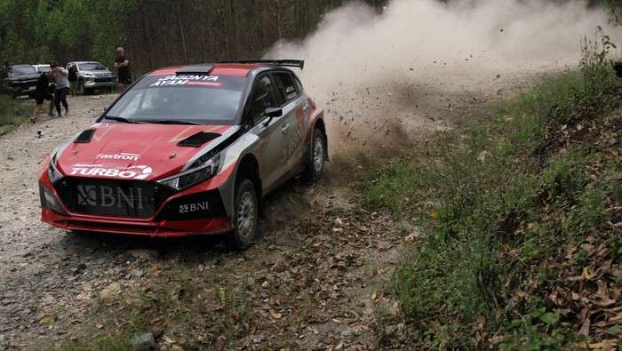 Sean Gelael beraksi di Private Tes jelang Danau Toba Rally 2023 - APRC 2023.