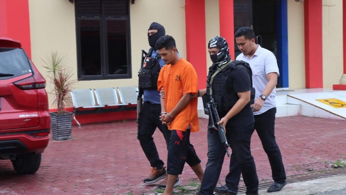 Seorang sopir truk di Aceh Timur ditangkap polisi karena diduga menyelundupkan 36 imigran Rohingya yang baru mendarat. (Foto: dok Polres Aceh Timur).