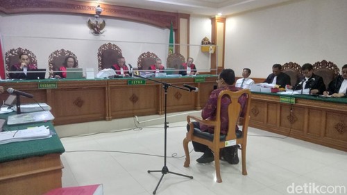 Mantan Kepala Biro Akademik, Kerjasama, dan Humas Unud I Gusti Indra Kecapa hadir sebagai saksi di PN Tipikor Denpasar, Kamis (23/11/2023). (Aryo Mahendro/detikBali).