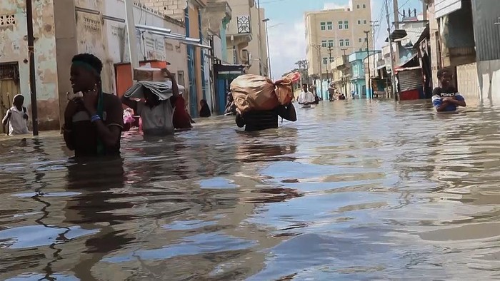Somalia Terendam Banjir Bandang, 50 Orang Tewas In this image made from video, flooded streets are seen from the air in the town of Beledweyne, in Somalia, Sunday, Nov. 19, 2023. First, some families fled drought and violence. Now they say they have nowhere to hide from intense flooding as rainfall exacerbated by the weather phenomenon El Nino pummels large parts of Somalia. (AP Photo)