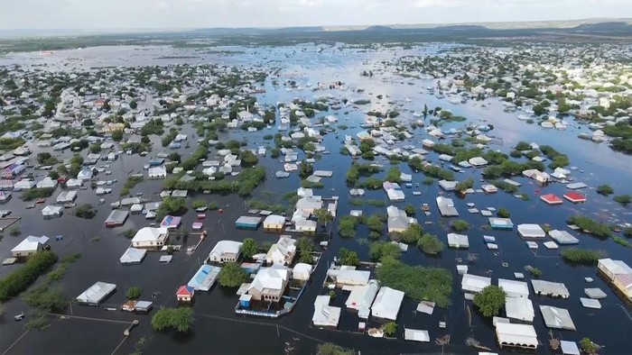 Somalia Terendam Banjir Bandang, 50 Orang Tewas In this image made from video, flooded streets are seen from the air in the town of Beledweyne, in Somalia, Sunday, Nov. 19, 2023. First, some families fled drought and violence. Now they say they have nowhere to hide from intense flooding as rainfall exacerbated by the weather phenomenon El Nino pummels large parts of Somalia. (AP Photo)