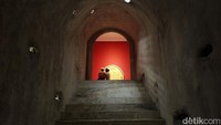 Untuk masuk ke museum ini traveler bisa membeli tiket dengan harga Rp 10 ribu untuk dewasa dan Rp 5 ribu untuk anak-anak. Dengan tiket ini, setiap pengunjung sudah bisa memasuki gedung pamer lama, gedung pamer baru, dan gedung pameran temporer.  