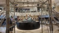 Gedung pertama museum terbagi dalam beberapa ruangan, ada ruang Bali yang berisi koleksi kebudayaan Bali, ruang senjata, ruang wayang, ruang dolanan anak, ruang topeng, ruang batik dan ruang Jawa Tengah. Setiap koleksi tertata rapi dalam penyimpanan kaca.  