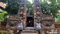 Keluar dari gedung pamer lama, traveler akan berjalan melewati gapura kecil dengan sebuah pendopo di dalamnya, tempat ini biasanya dijadikan spot foto oleh para pengunjung.   