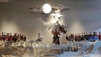 Di museum itu juga terdapat ruang seni yang menampilkan replika pertunjukan tari dan wayang.  
